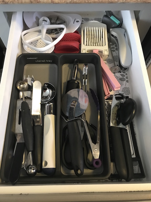 Cleaning and Organizing your kitchen drawers can be quite a challenge. Find out tips and tricks to organize your drawers in the kitchen and the dining room in the Drawer Organization Blog Hop Challenge. 