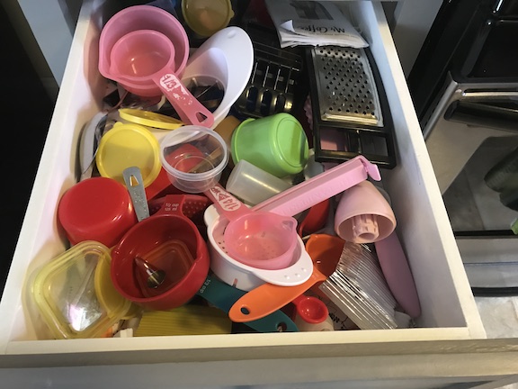 Cleaning and Organizing your kitchen drawers can be quite a challenge. Find out tips and tricks to organize your drawers in the kitchen and the dining room.