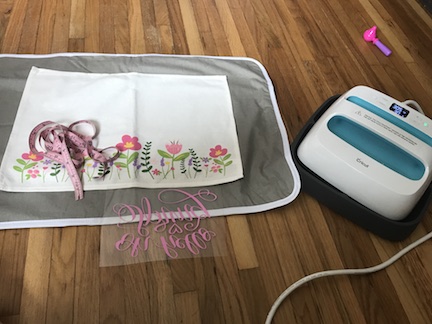 Make your table beautiful with these pretty spring placemats. Learn how to personalize them and create your own unique spring placemats using the Cricut and the Cricut Easypress