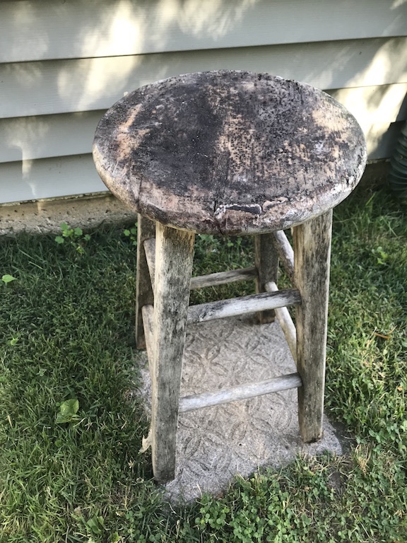 I found this old stool out for trash and gave it a second chance. Find out how I made a farmhouse stool to decorate by my door. #Flowers #farmhouse #stool #DIY #upcycle #homedecor #porchdecor #farmhousestyle #Planter