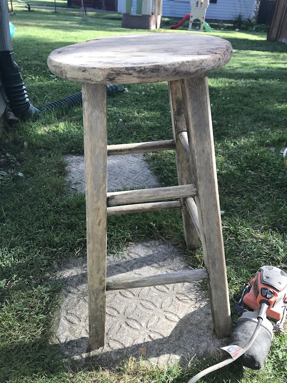 I found this old stool out for trash and gave it a second chance. Find out how I made a farmhouse stool to decorate by my door. #farmhouse #stool #DIY #upcycle #homedecor #porchdecor #farmhousestyle #Planter #flowers