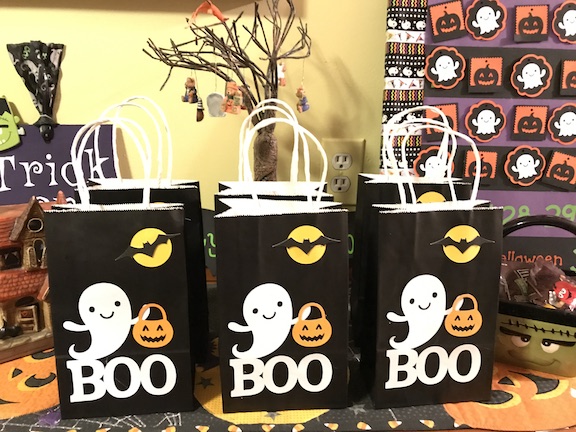 Make a personalized and unique gift bag for any occasion using the Cricut Maker. #Cricut #DIY #BIrthday #Kids #Handmade #Simple #Cardstock #BabyShower #Christmas #Fall #TreatBag #Halloween 