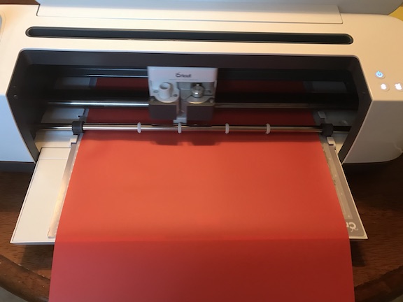 Cricut Cutting the vinyl 