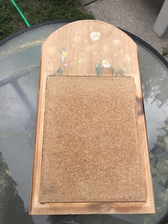 I found this old cork board at the Thrift Store and I gave it an upscale into a Farmhouse Chalkboard. #Farmhouse #ChalkBoard #DIY #ThriftStoreFind #Upcycle #RepurposeIt #FarmhouseKitchen #Makeover 