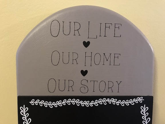 I found this old cork board at the Thrift Store and I gave it an upscale into a Farmhouse Chalkboard. #Farmhouse #Chalkboard #DIY #ThriftStoreFind #Upcycle #RepurposeIt #FarmhouseKitchen #Makeover 