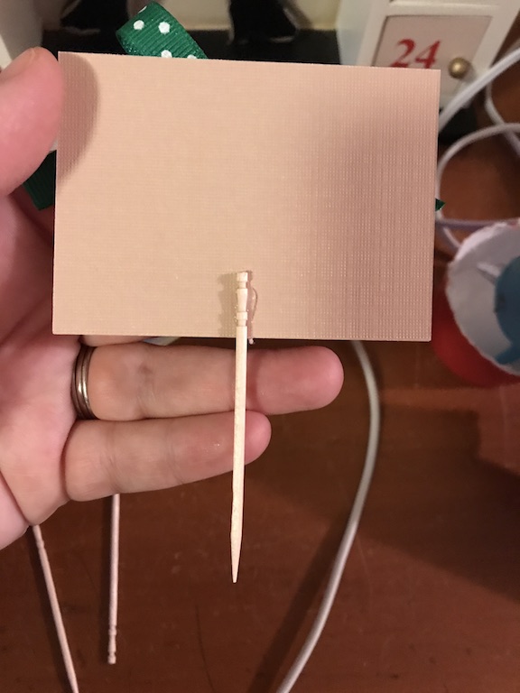  Make your Christmas extra special with these easy DIY pretty present Christmas place card holders. Use this simple idea to create homemade place card holders. Everyone will love the edible treat and it's cheap to! #Christmas #ChristmasIdeas #ChristmasTableDecor #ChristmasDecor #ChristmasPlaceCardHolder #PlaceCard #Tablescape #Kids #Xmas #Cheap #DIY #Homemade 