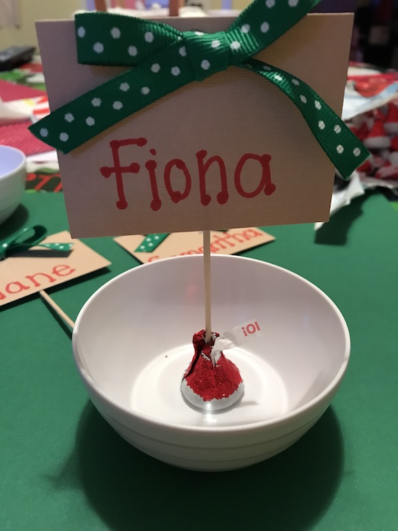  Make your Christmas extra special with these easy DIY pretty present Christmas place card holders. Use this simple idea to create homemade place card holders. Everyone will love the edible treat and it's cheap to! #Christmas #ChristmasIdeas #ChristmasTableDecor #ChristmasDecor #ChristmasPlaceCardHolder #PlaceCard #Tablescape #Kids #Xmas #Cheap #DIY #Homemade 