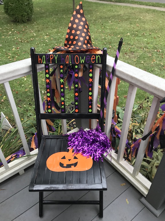 I love to keep my Halloween decorations cute and simple especially for the kids who come trick or treat. This DIY Halloween chair for the porch is beautiful and easy. It's perfect for an apartment, porhc or entrance. #Halloween #HalloweenChair #HalloweenPorch #HalloweenPorchDecor #PorchDecor #HalloweenIdeas #CuteHalloween #DIY #CricutMade #Cricut 