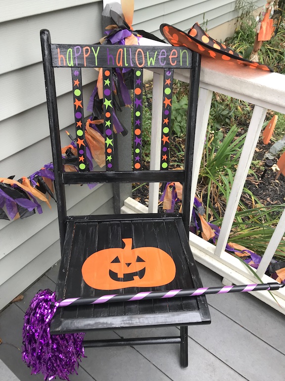 I love to keep my Halloween decorations cute and simple especially for the kids who come trick or treat. This DIY Halloween chair for the porch is beautiful and easy. It's perfect for an apartment, porhc or entrance. #Halloween #HalloweenChair #HalloweenPorch #HalloweenPorchDecor #PorchDecor #HalloweenIdeas #CuteHalloween #DIY #CricutMade #Cricut 