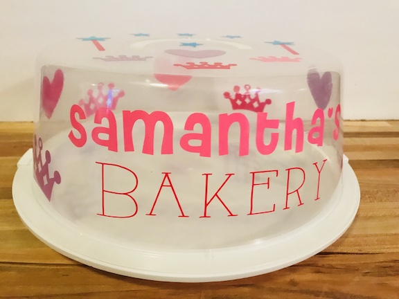 Looking for a gift idea for someone who loves to bake? I have a perfect DIY homemade gift idea- a personalized cake carrier. Buy a cake carrier from Dolalr Tree and start decorating. #Vinyl #DIY #Homemade #CricutMade #personalized #DollarTree #DollarStore #WeddingGift #SVG #ChristmasGift #BirthdayGift #Baker #Monogram