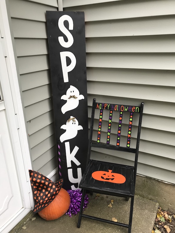 I love to keep my Halloween decorations cute and simple especially for the kids who come trick or treat. This DIY Halloween chair for the porch is beautiful and easy. It's perfect for an apartment, porhc or entrance. #Halloween #HalloweenChair #HalloweenPorch #HalloweenPorchDecor #PorchDecor #HalloweenIdeas #CuteHalloween #DIY #CricutMade #Cricut 