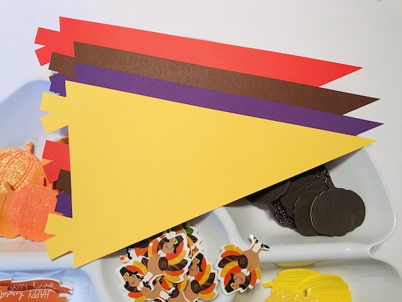 Help toddlers, preschoolers or Kindergarteners learn about fall by creating an easy Kids Fall Pennant. Celebrate autumn with thie fun idea that will make a great class decoration. #fallcrafts #KidsCrafts #fallcraftsforkids #pennants 