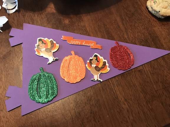 Help toddlers, preschoolers or Kindergarteners learn about fall by creating an easy Kids Fall Pennant. Celebrate autumn with thie fun idea that will make a great class decoration. #fallcrafts #KidsCrafts #fallcraftsforkids #pennants 