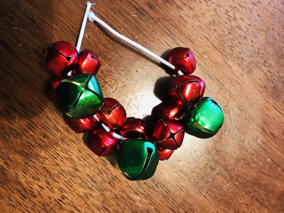  Have fun this Christmas with an easy DIY for kids. Making a jingle bell bracelet is perfect for a snowy day or a school party. #Christmas #SchoolParty #KidsCraft #JingleBells #DIY