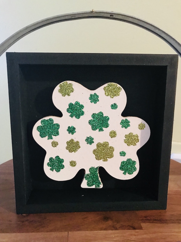 Shamrocks are so pretty and glitter ones are even better. Find out how to make this cute glittery shamrock St. Patricks Day Sign for $2 from the Dollar Tree. #DollarTree #StPatricksDay #Sign #DIY #Shamrocks