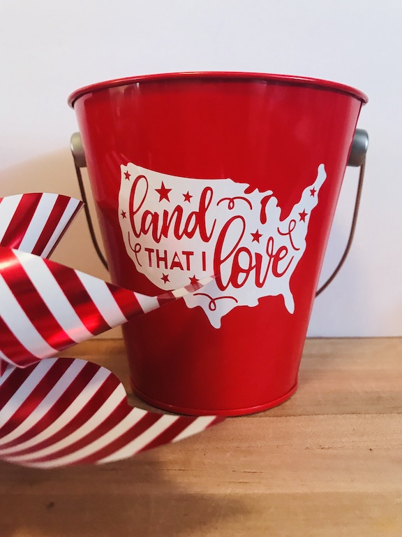 Celebrate the 4th of July with these fun 4th of July Party decorations. These buckets are perfect for a party, the table, house, or as cheap centerpieces. Decorate them with your Cricut and celebrate America with red, white, and blue. Great for any patriotic holiday. #CricutMade #4thofJuly ##4thofJulydecoration #Party #Centerpieces #DIY 