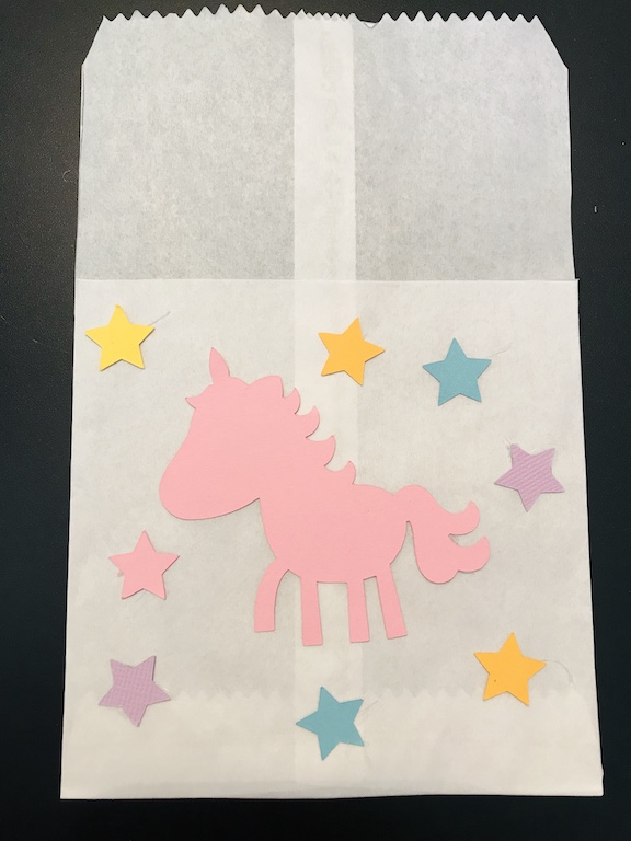 Every little girl dreams about a magical unicorn birthday party. Here is a cute idea, perfect for on a budget, to create cute goody bags or silverware holders. These decorations will add a special touch to your unicorn party. #unicorn #unicornparty #unicornbirthday #onabudget #cheap #goodybag