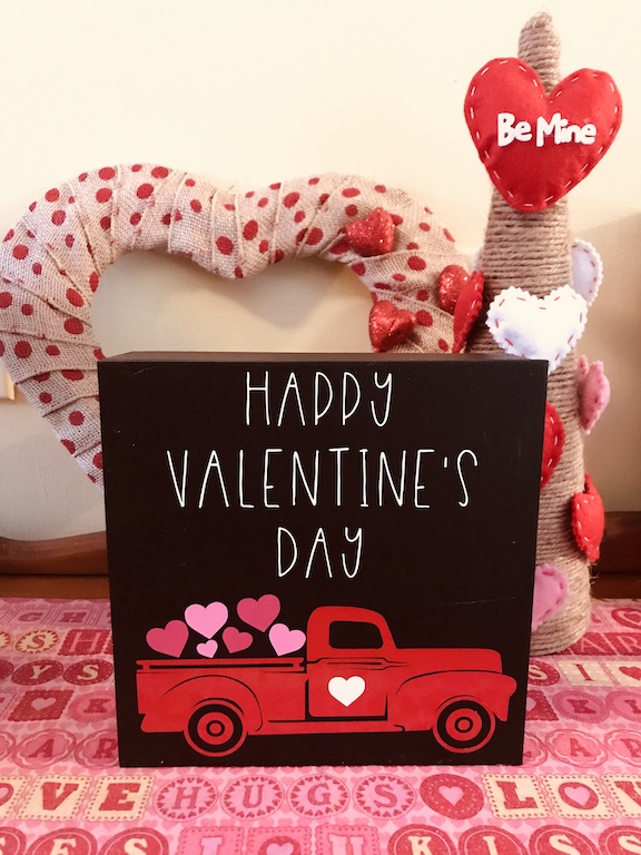 Buy a cheap sign at the thrift store and find out how to make it a double sided sign with an easy DIY. Follow these ideas to decorate your home with art. Perfect for small spaces. #Sign #DIY #CricutMade #ValentinesDay #StPatricksDay 