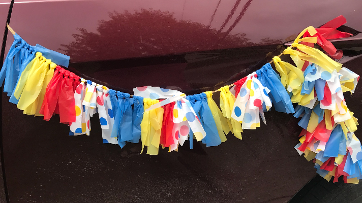 Car parade decorating idea that is easy and fun for teachers, school and graduation parades