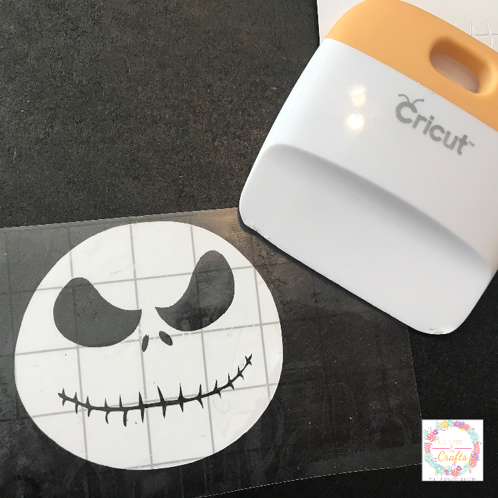 Using the Cricut Joy transfer tape to add the vinyl to the DIY clipboard