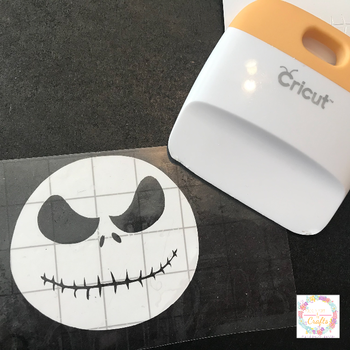 Using the Cricut Joy transfer tape to add the vinyl to the DIY clipboard 