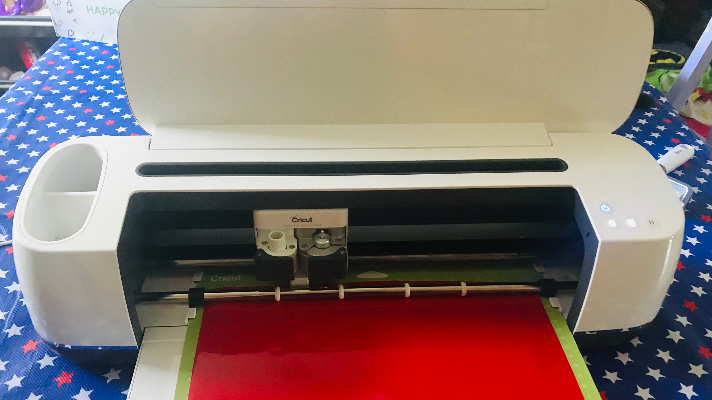 Cricut Maker cutting the vinyl for the wood tray Cricut Patriotic project