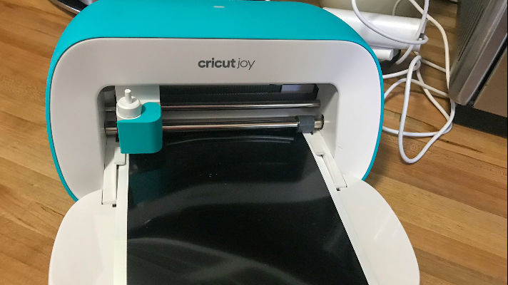 Using the Cricut Joy and smart vinyl to decorate the recipe box 