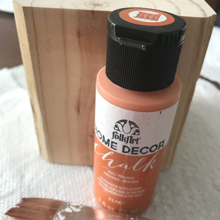 Painting the tabletop dice with the Folkart Chalk Paint
