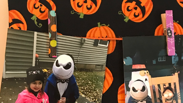 Adding Halloween washi tape to the clothespins for more Halloween themed decoration ideas on Halloween Picture Frame