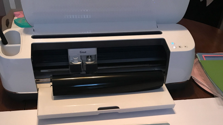 Cricut Maker to make a pizza pan wreath